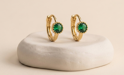 Candogas pequeñas con zircon verde chapadas en oro